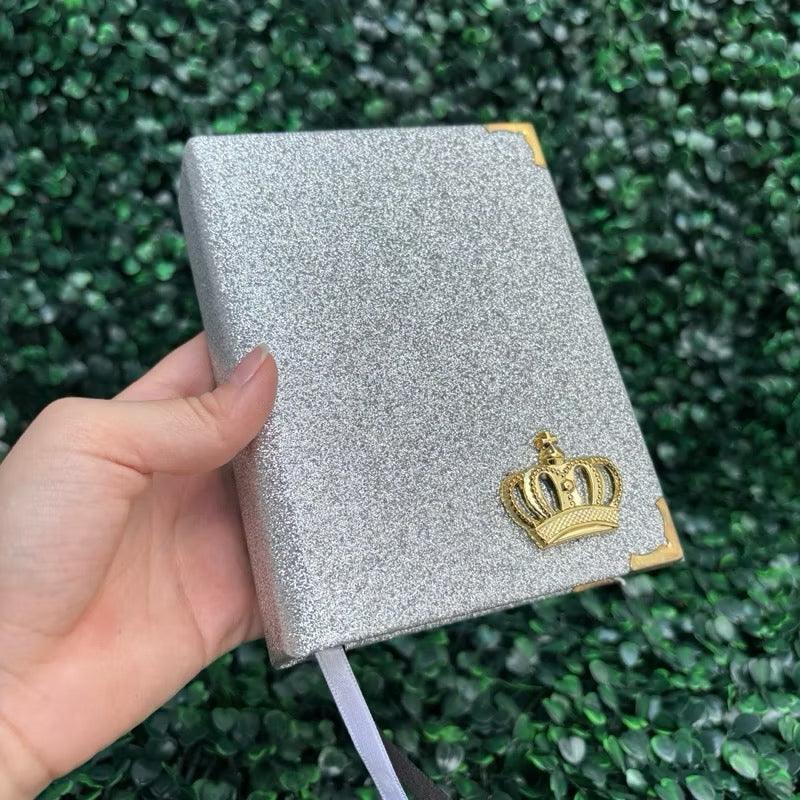 Mini Bíblia Feminina Infantil de Bolsa com índice Letra Pequena ARC Glitter Prata Jovem Evangélica