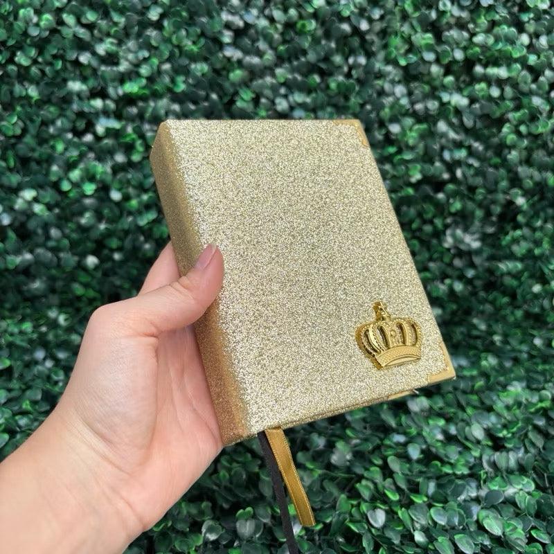 Mini Bíblia Feminina Infantil de Bolsa com índice Letra Pequena ARC Glitter Dourada Jovem Evangélica